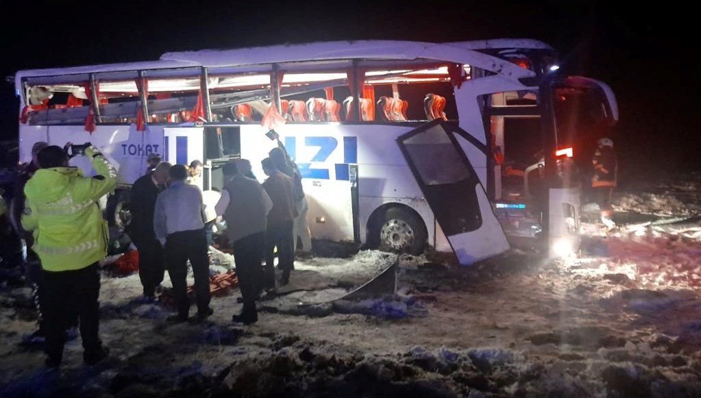 Sivas’ta yolcu otobüsünün devrilmesi sonucu 20 kişi yaralandı