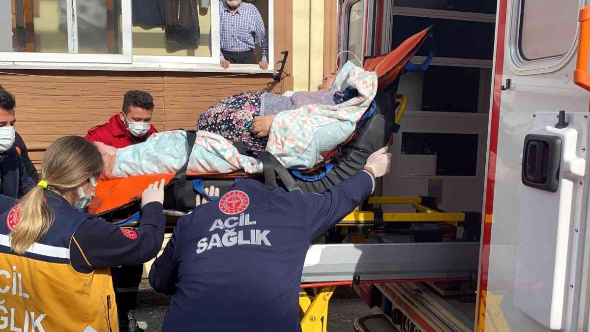 Son dakika haber | Obez hasta itfaiyenin yardımıyla hastaneye sevk edildi
