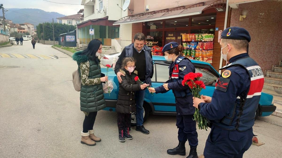 Son dakika haberi | Jandarma ekipleri kadınlara karanfil takdim etti