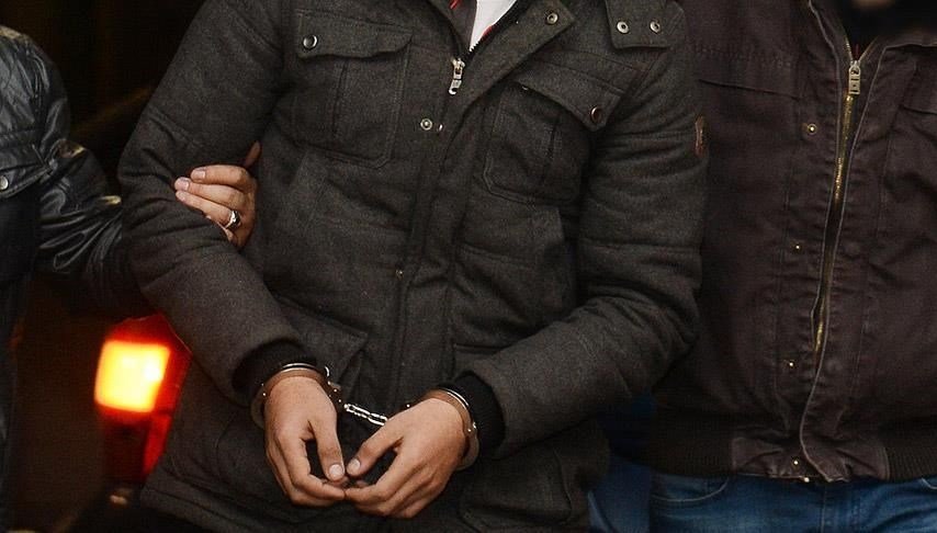 ‘Suç makinesi’ saklandığı gizli bölmede yakalandı