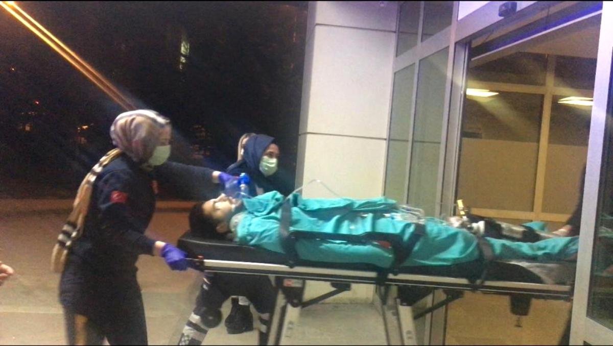 Sürat motoru önce ticari araç ile çarpıştı, sonra bariyerlere girdi: 1’i ağır, 2 yaralı