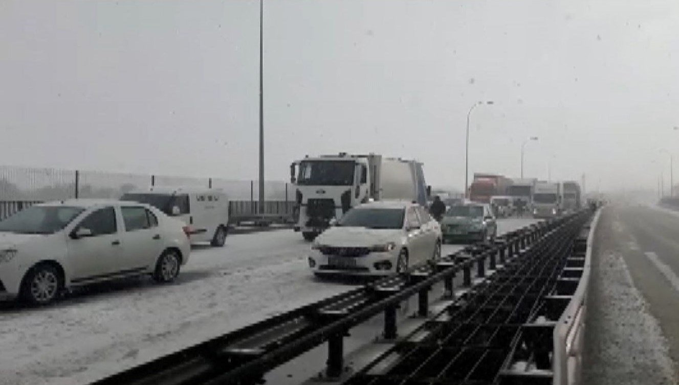 TEM’de kar kazası: Yol trafiğe kapandı