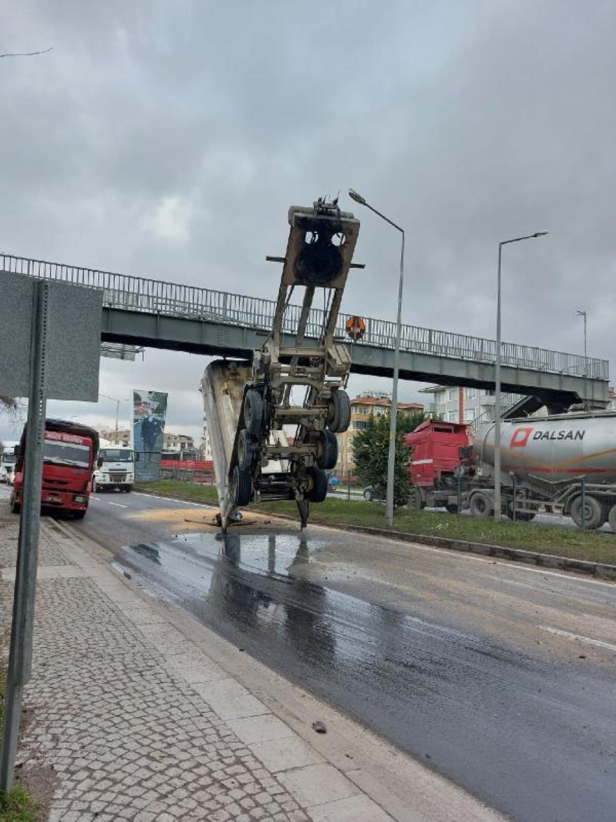 TIR’ın açık kalan dorsesi üst geçide çarpıp asılı kaldı
