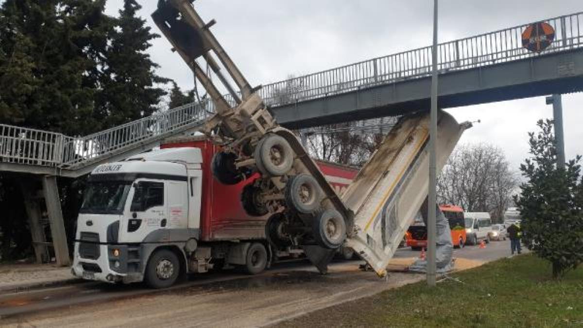 Tırın açık kalan dorsesi üst geçide çarpıp asılı kaldı