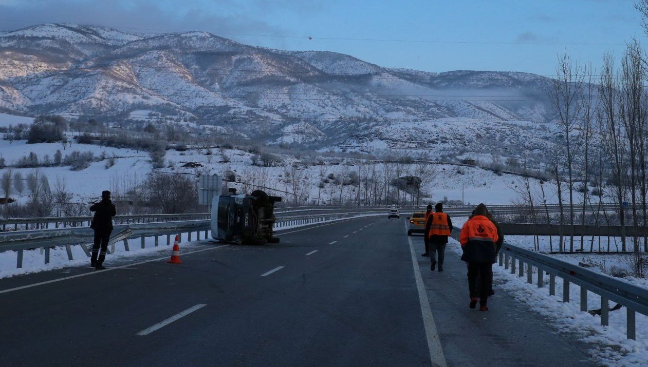 Tokat’ta askerleri taşıyan servis devrildi: 1 şehit, 3 yaralı