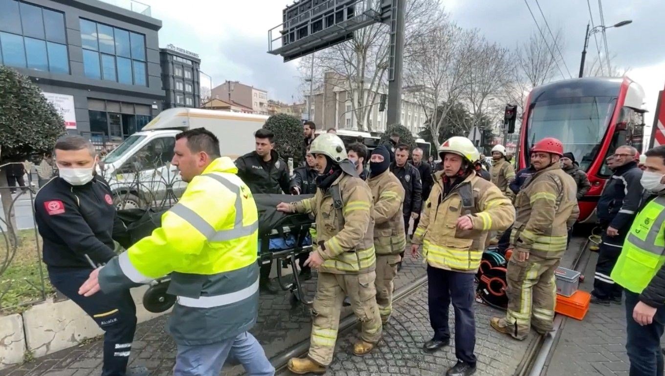 Tramvayın önüne atlayan kişi hayatını kaybetti