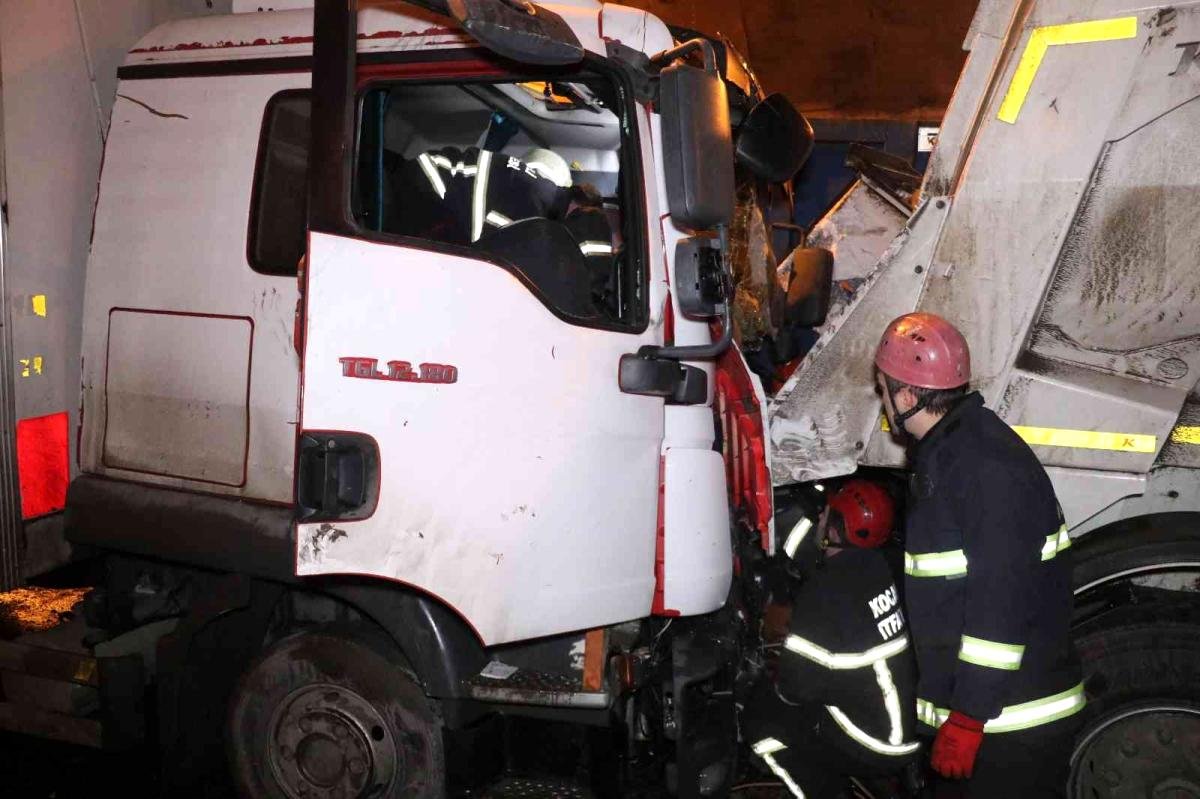 Tünelde feci kaza, 3 kamyon birbirine girdi