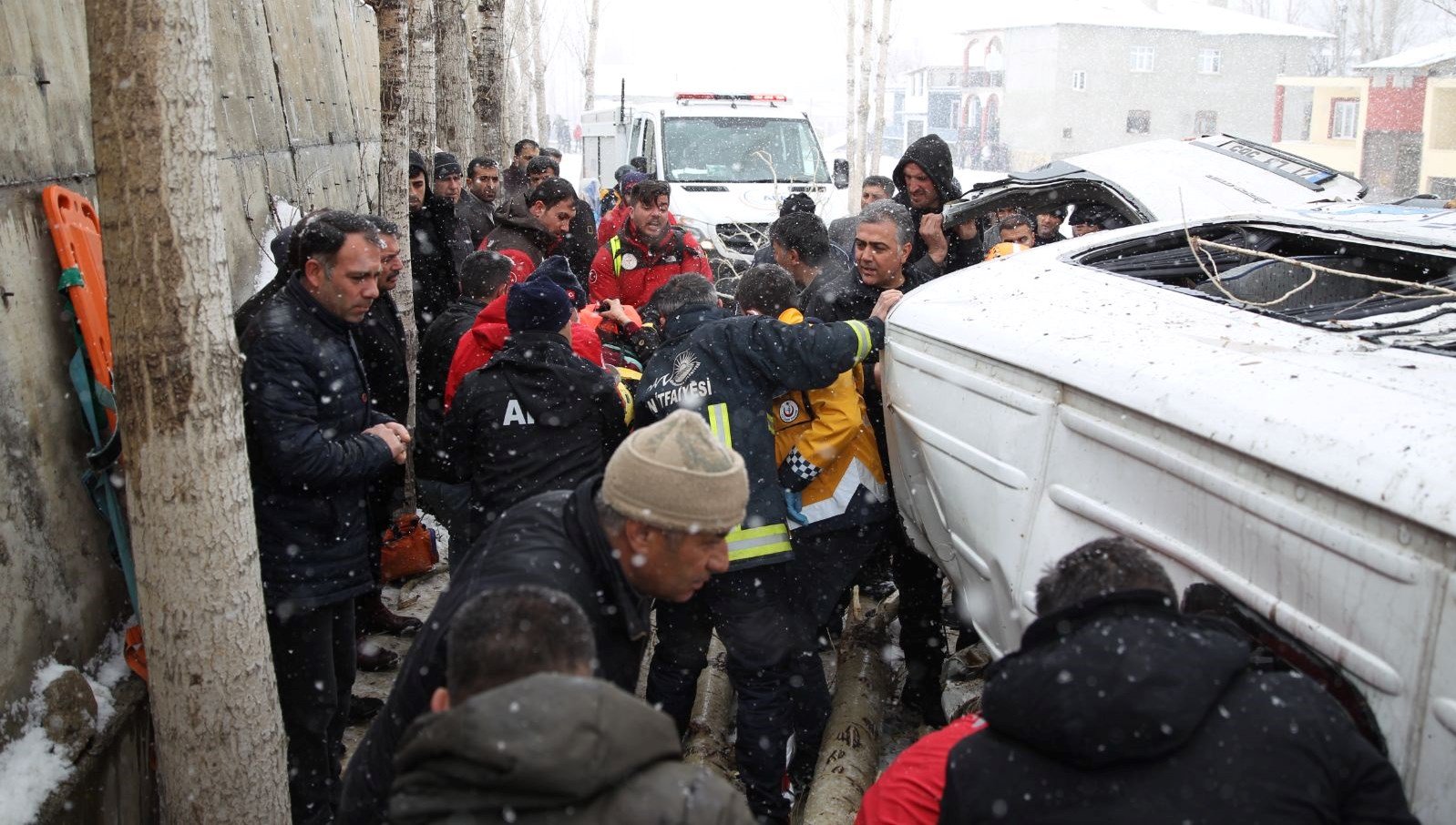 Van’da yolcu minibüsünün devrilmesi sonucu 14 kişi yaralandı