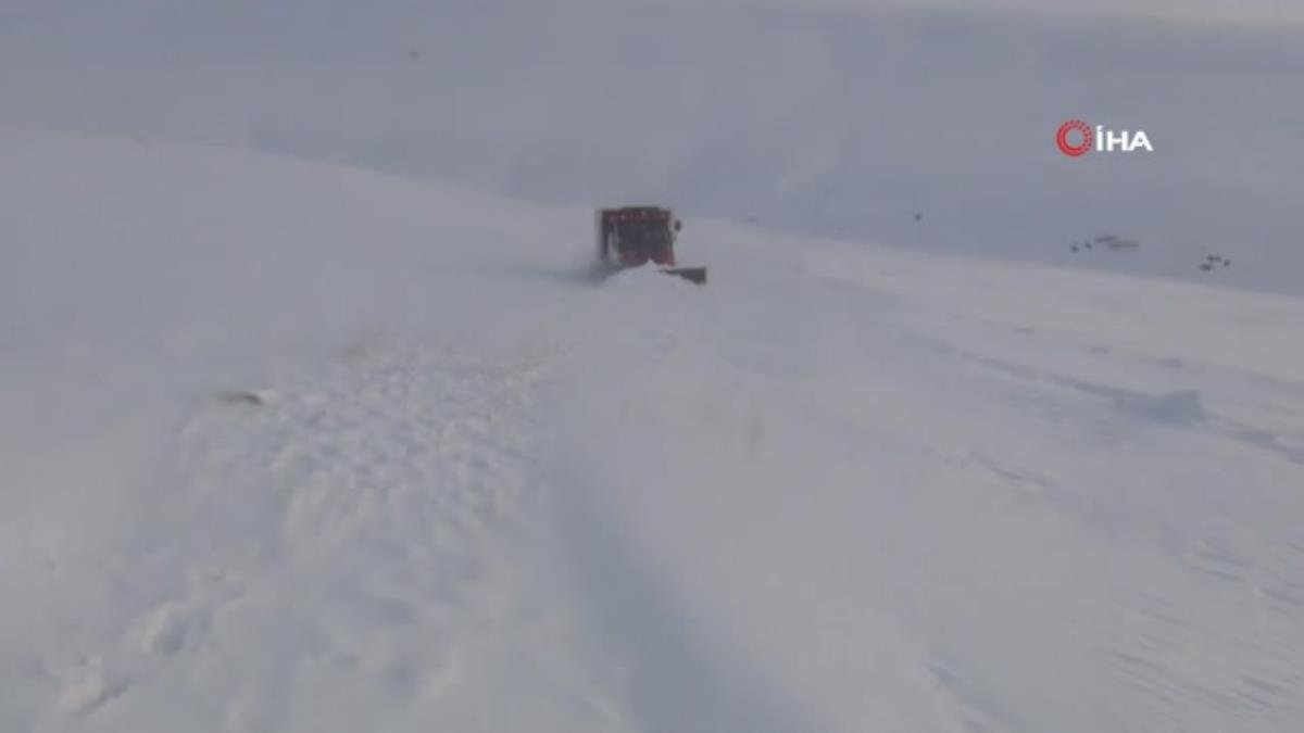 Yolu ulaşıma kapanan köyde hastalanan anne ve bebeğine sağlık ekipleri yetişti