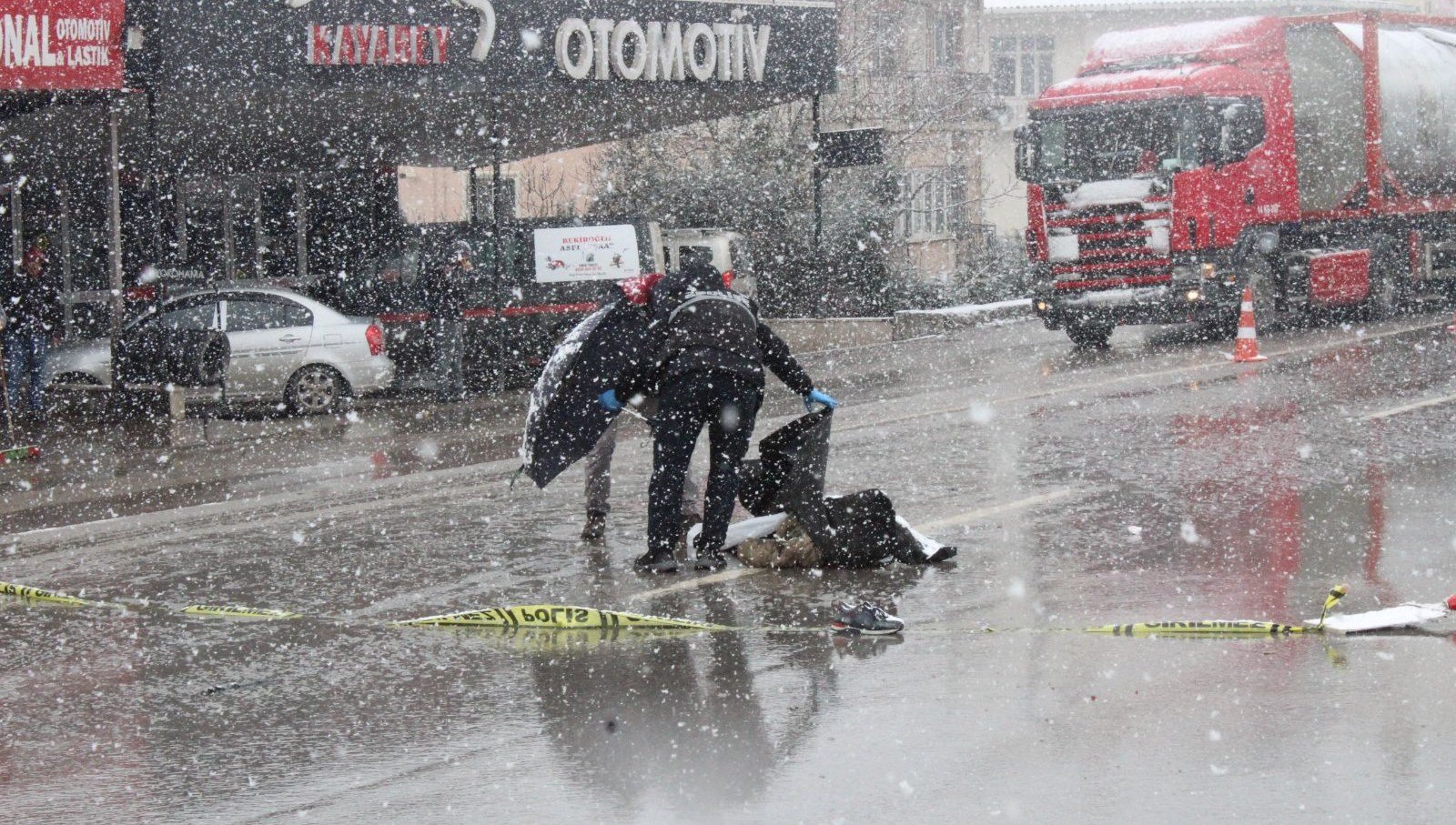 Yolun karşısına geçmek isterken TIR’ın altında kaldı