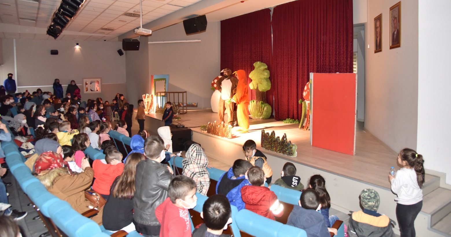 Kartepe Belediyesi’nin kültür- sanat etkinlikleri kapsamında çocuklara özel düzenlediği tiyatro günlerinde “Kurnaz Tilki” adlı çocuk oyunu Kartepeli miniklerden büyük ilgi gördü.