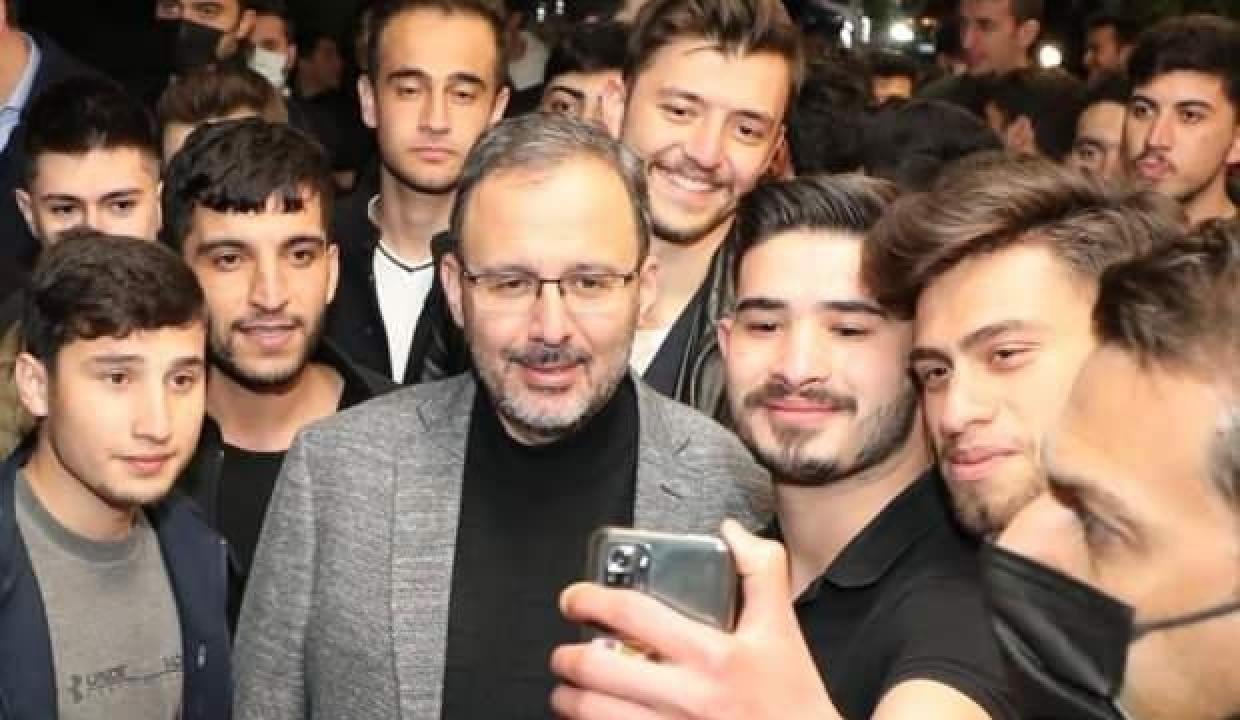 Bakan Kasapoğlu, İzmir’de öğrencilerle sahur yaptı