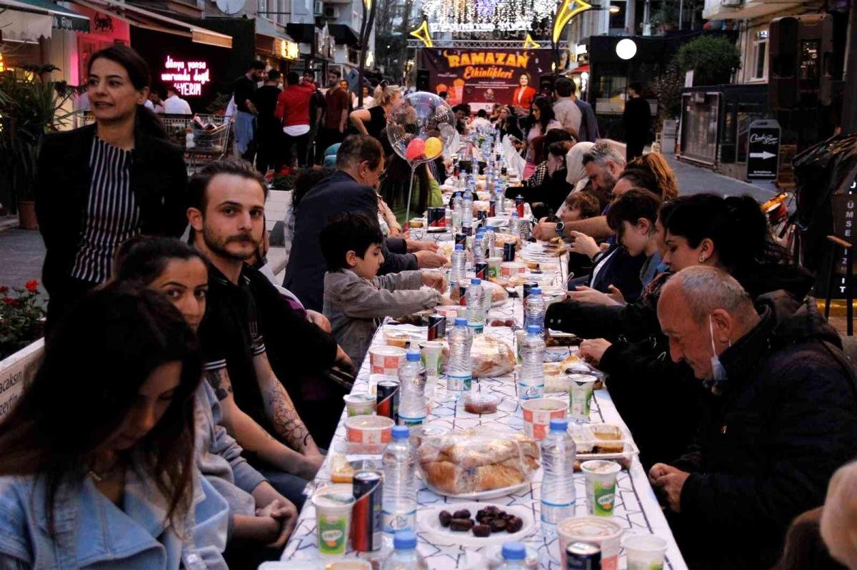 Bu sokakta 6 yıldır iftar sofrası imece usulü kuruluyor