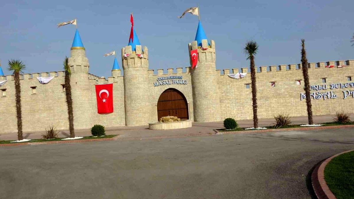 Çorlu belediyesinin 20 milyon lira harcadığı Masal Park açıldığı gibi kapandı