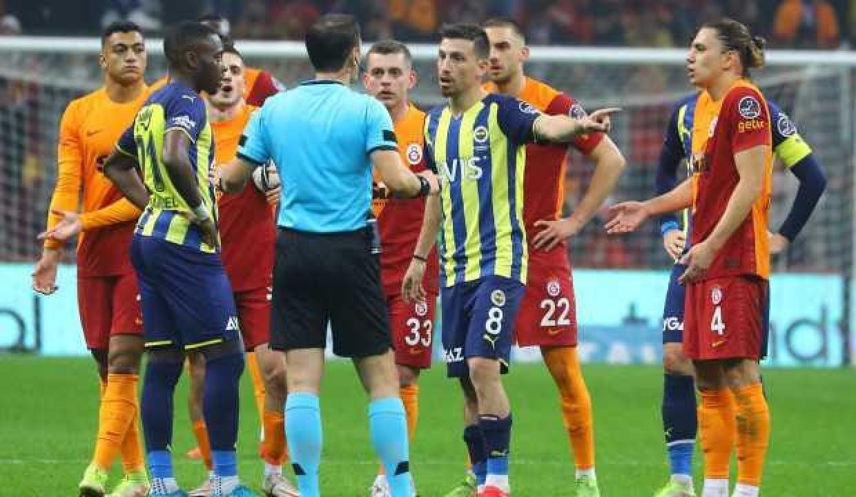 Derbide kartlar havada uçuşuyor