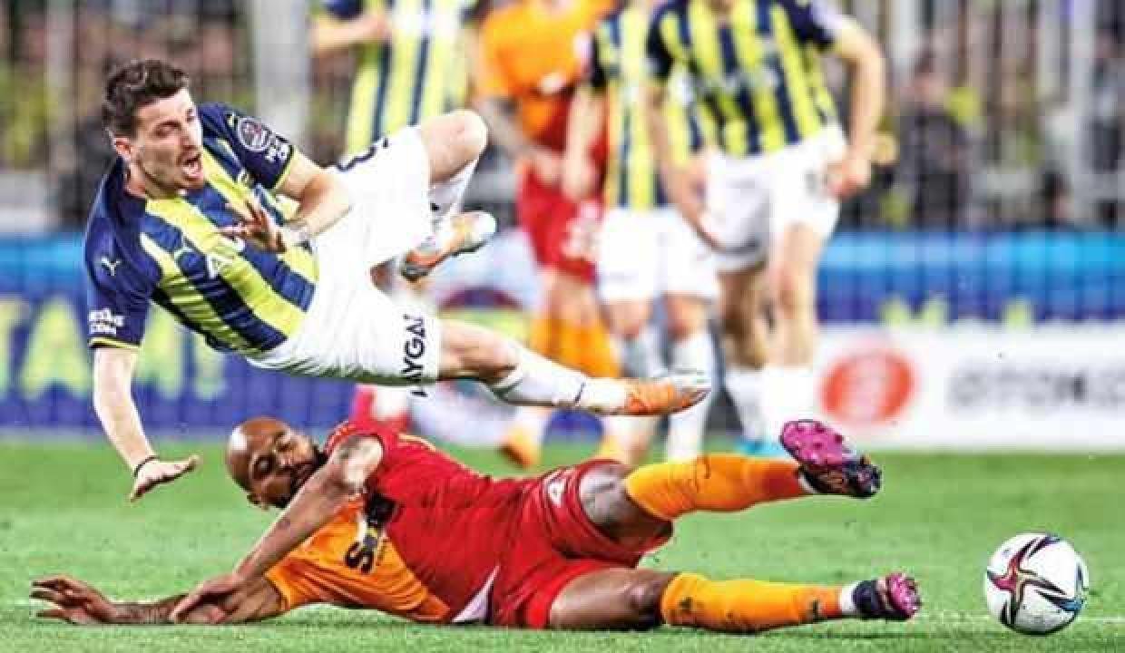 Derbide Mert Hakan Yandaş’ın takla atması alay konusu oldu!