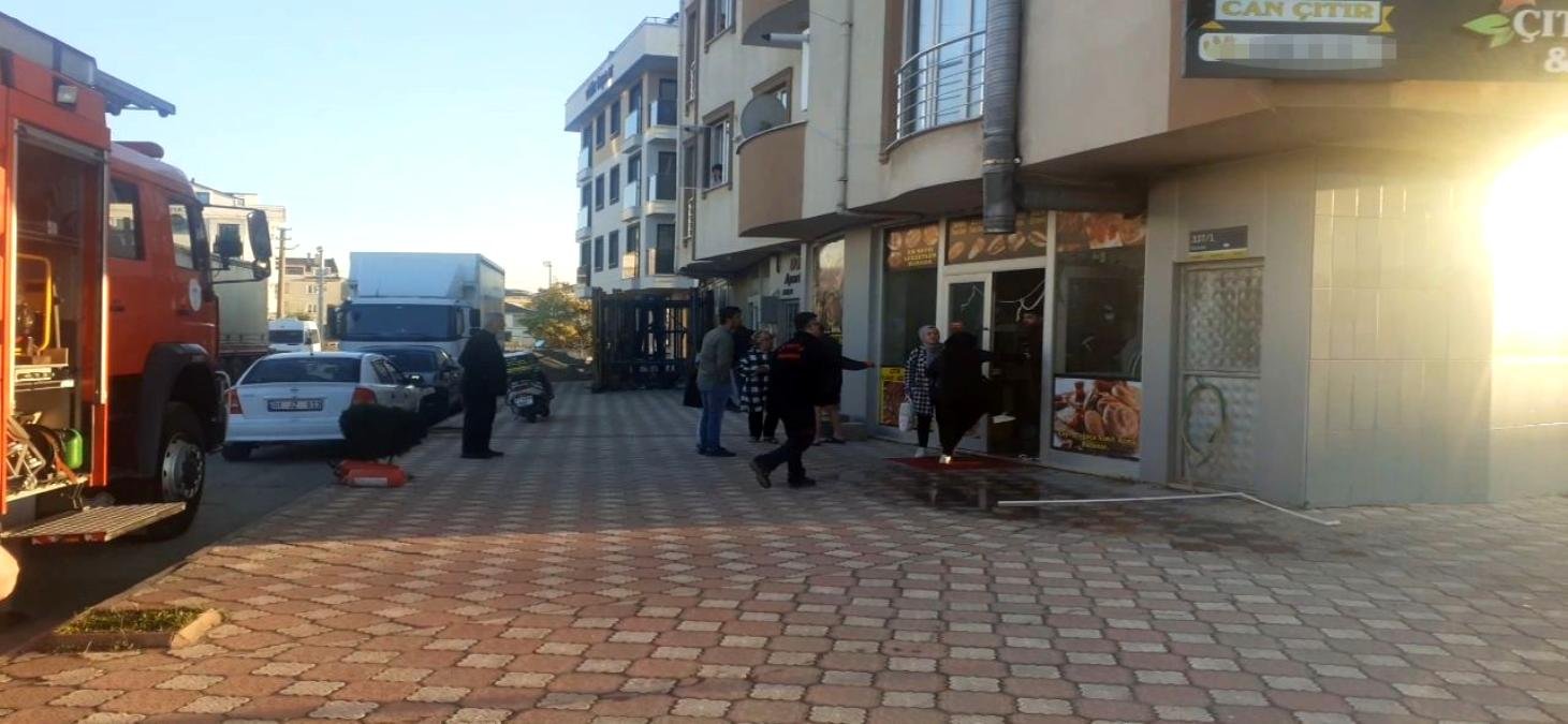 Dükkanı yanan iş yeri sahibine tekme atmaya kalktı, çevredekiler araya girdi