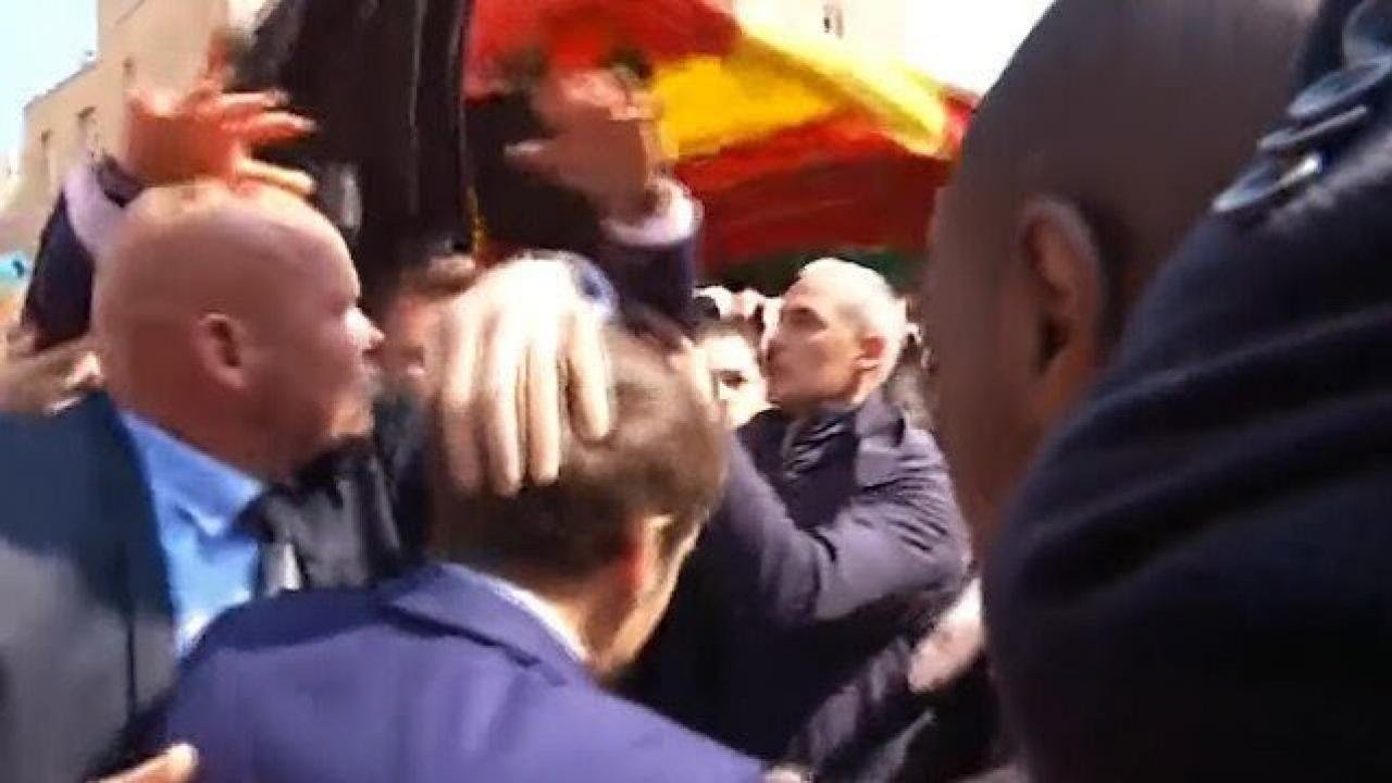 Fransa Cumhurbaşkanı Macron’a domatesli saldırı
