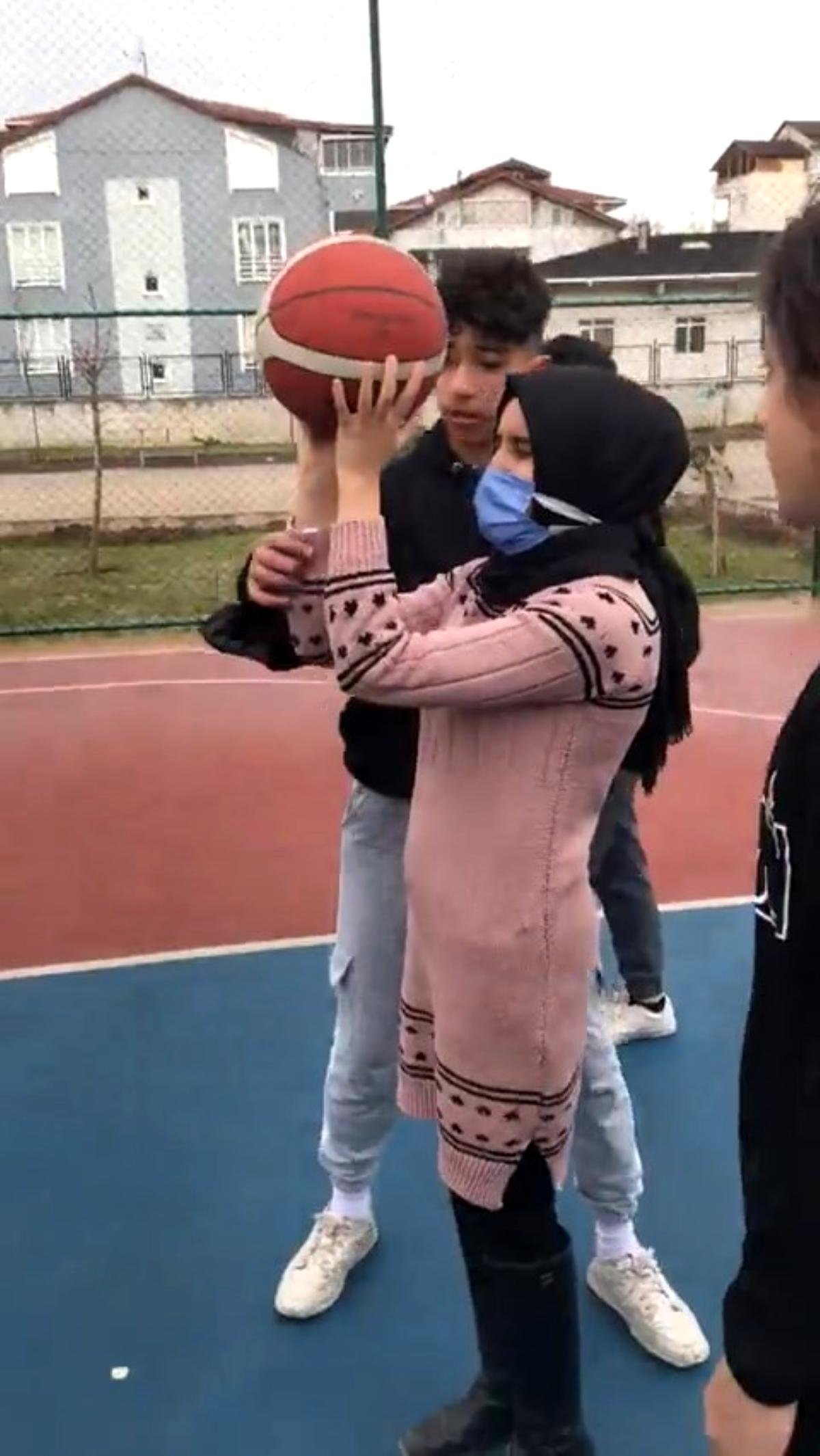 Görme engelli öğretmenlerine basketbol atmayı öğrettiler