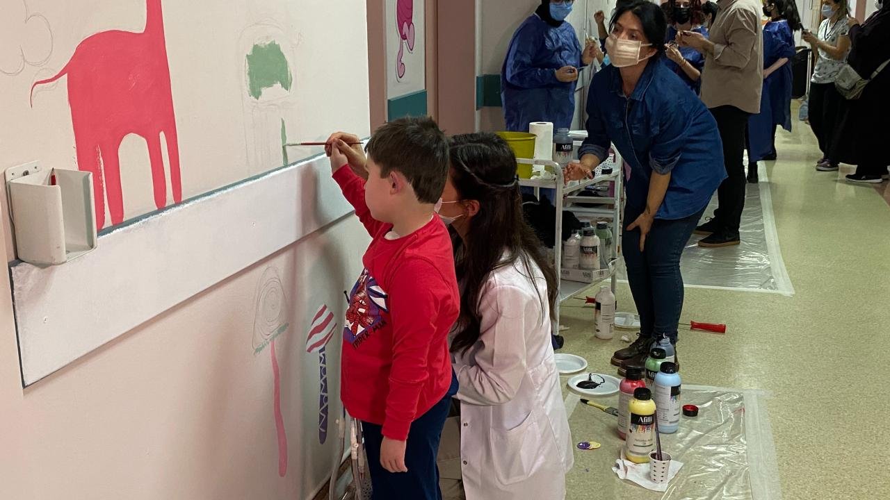 Hastanede tedavi gören çocuklar, hastane duvarını tuvale dönüştürdü