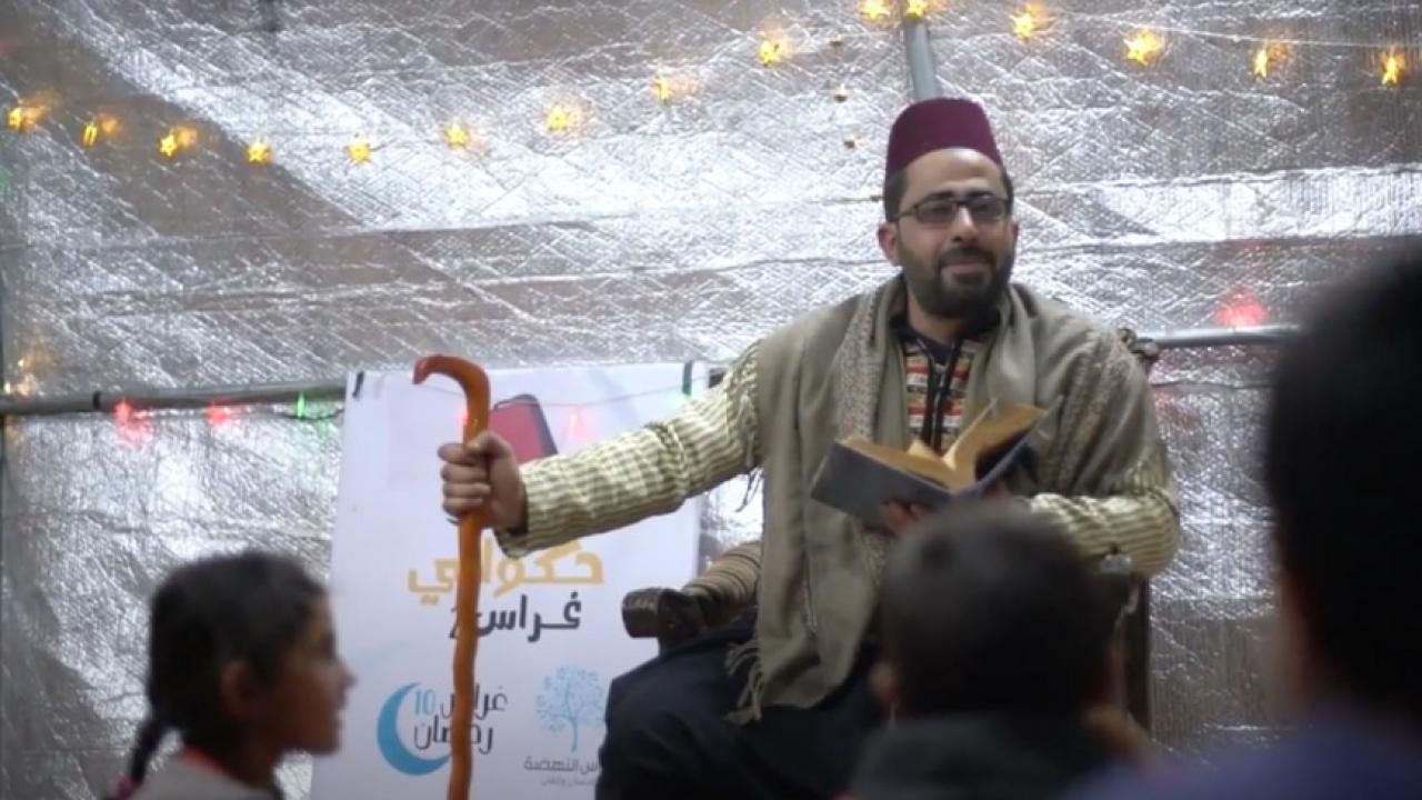 Hikaye anlatıcıları kamplarda çocukları neşelendirmeye çalışıyor