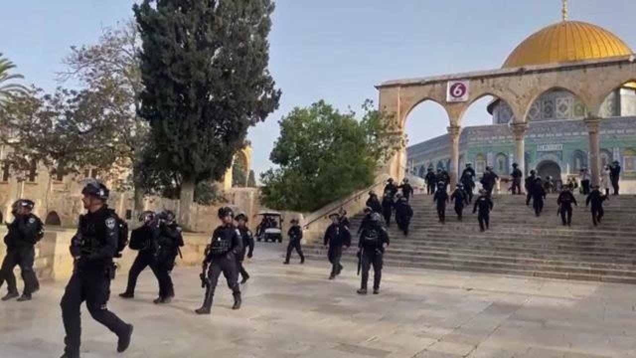 İsrail polisi Mescid-i Aksa’ya baskın düzenledi