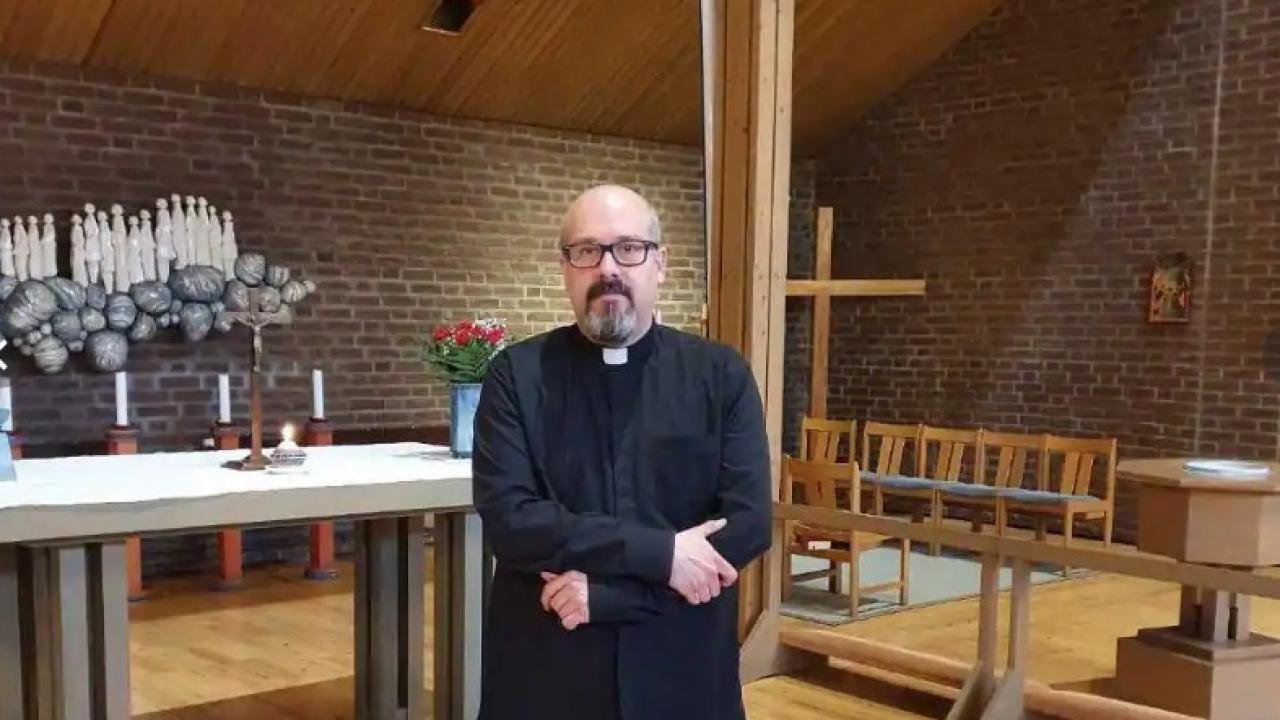 İsveç’te Rahip Hollertz  kahraman ilan edildi