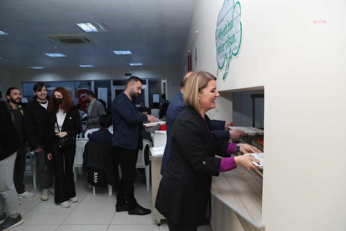 İzmit Belediye Başkanı Hürriyet, Anne Eli Projesi Kapsamında Öğrencilerle İftar Yaptı