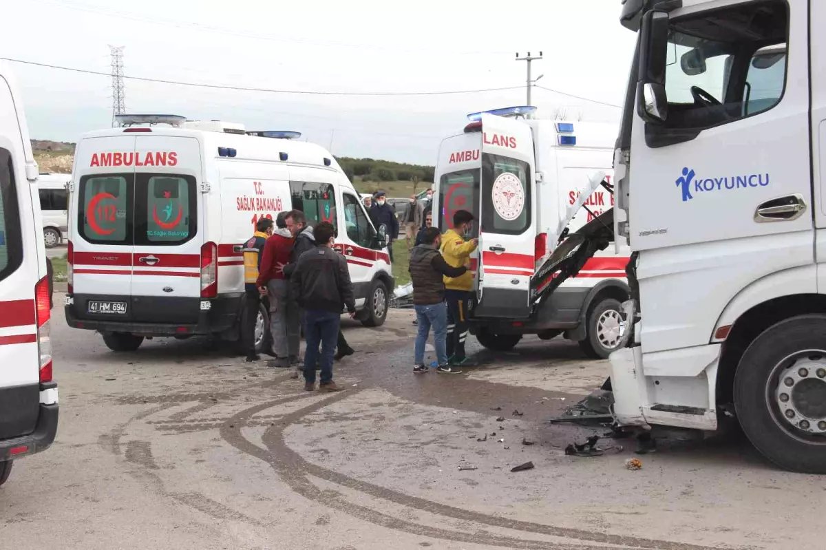 Kocaeli’de tır ile işçi servisi çarpıştı: 2’si ağır 25 yaralı