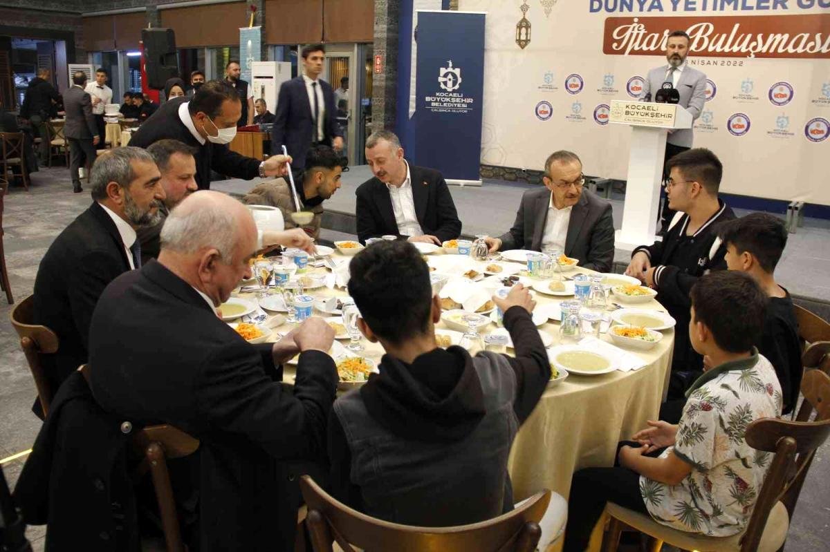 Kocaeli’de yetimler günü iftarına yüzlerce kişi katılım gösterdi