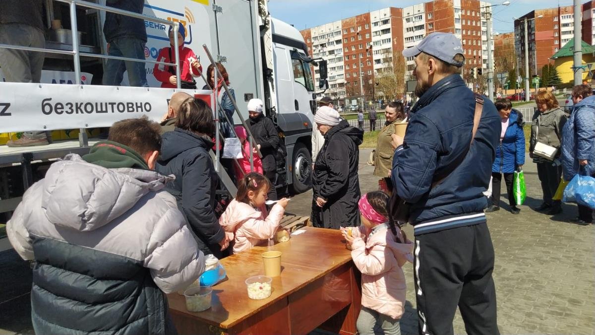 Kocaeli’den Ukrayna’ya gönderilen yemek tırı dağıtımlarını sürdürüyor
