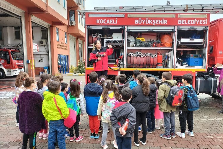 Kocaeli’nde minik öğrencilere İtfaiyecilik anlatıldı