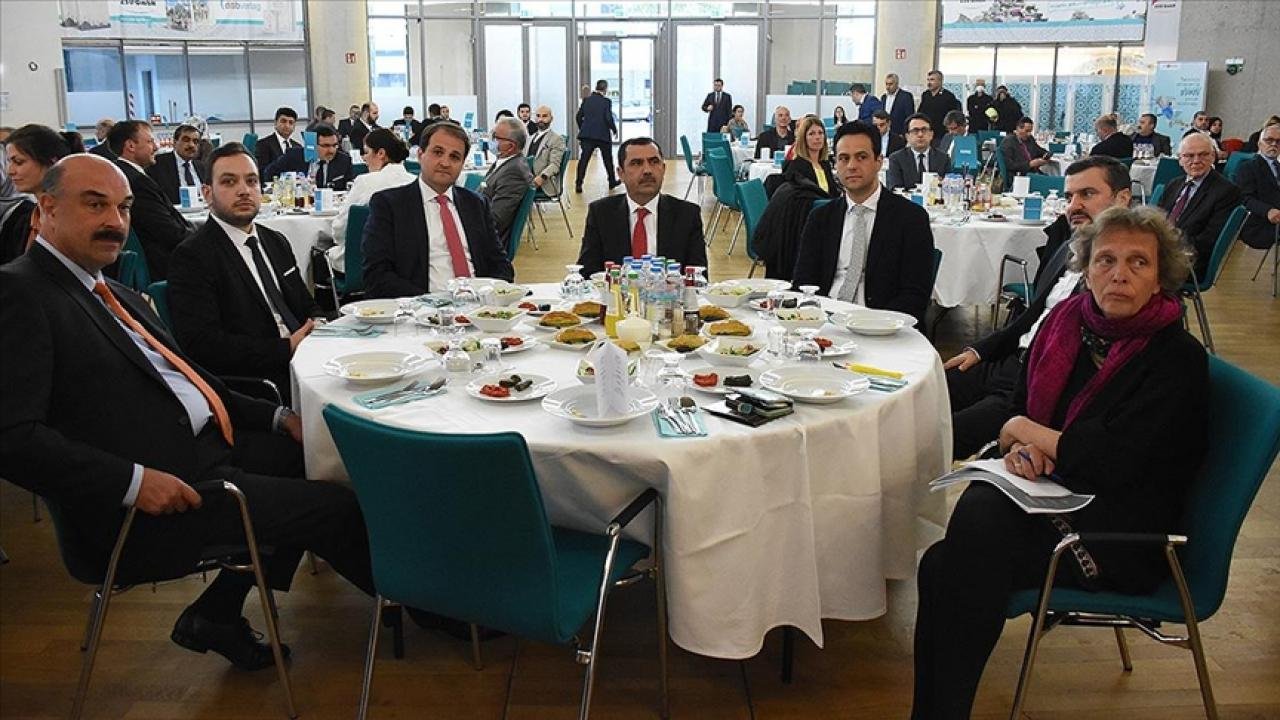 Köln’de Türkler ve Almanlar birlikte iftar yaptı