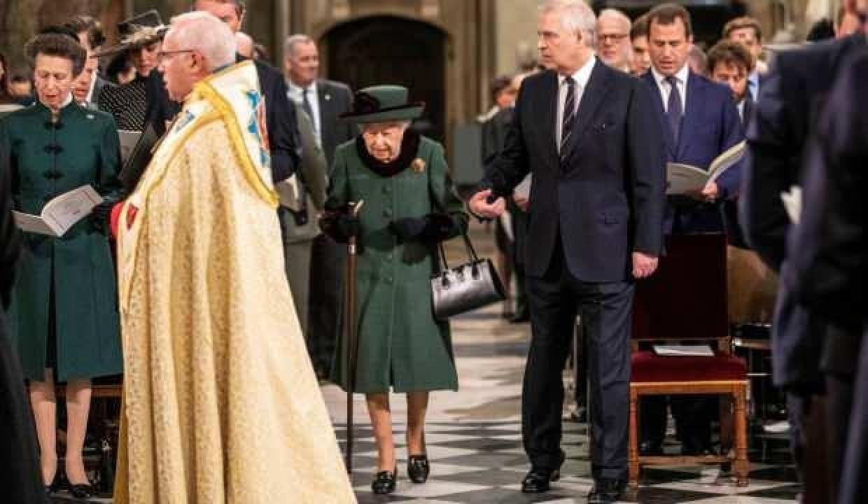 Kraliçe Elizabeth’in, Prens Andrew ile verdiği görüntü İngiltere’yi karıştırdı