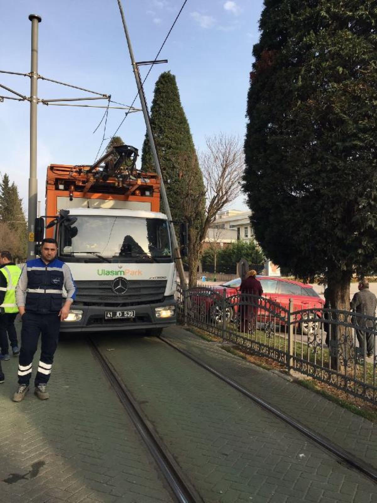 OTOMOBİL TRAMVAY HATTINDAKİ ELEKTRİK DİREĞİNE ÇARPTI, SEFERLER AKSADI