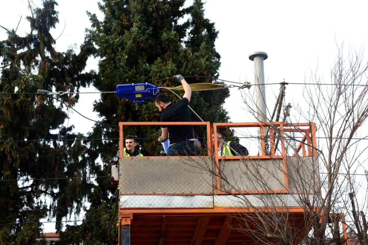 Otomobilin çarptığı aydınlatma direği tramvay enerji hattının üzerine devrildi