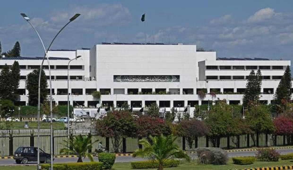 Pakistan’da ülkenin yeni başbakanı yarın mecliste seçilecek