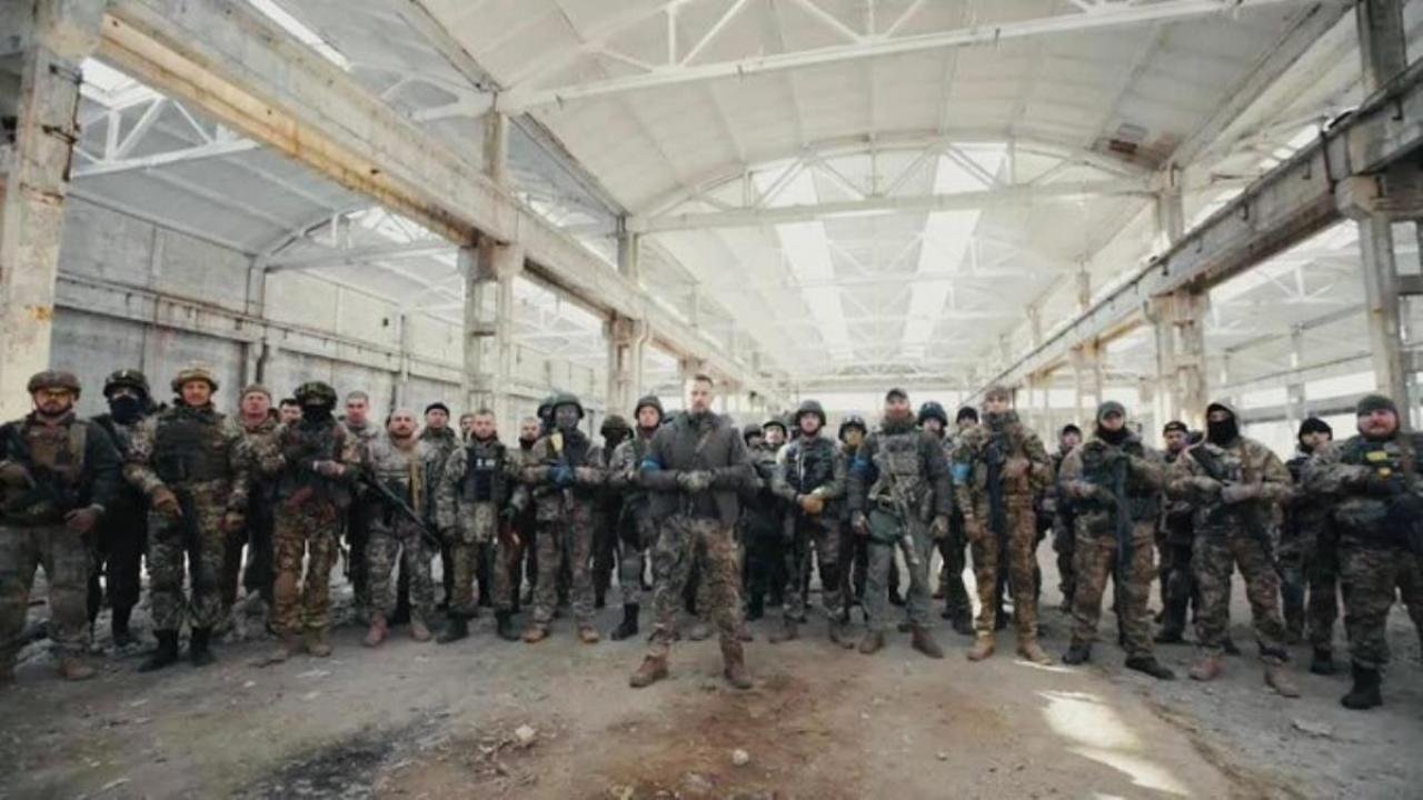 Rusların ele geçirdiği Mariupol’de direnen taburdan ilk görüntü! Putin’e meydan okudular