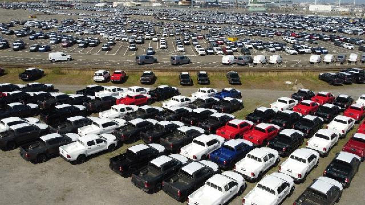 Rusya’ya gidecek binlerce araç Belçika limanına takıldı