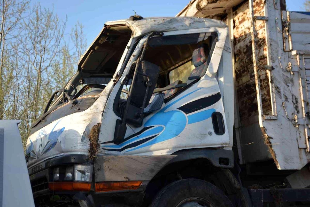 Son dakika haber: Devrilen kamyonda yaralanan sürücü hayatını kaybetti