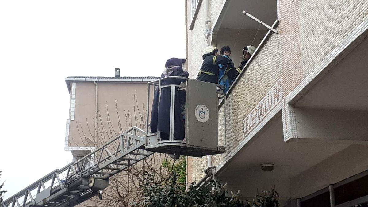 Son dakika haber… Yangında mahsur kalan 6’sı çocuk 13 kişiyi itfaiye ekipleri kurtardı