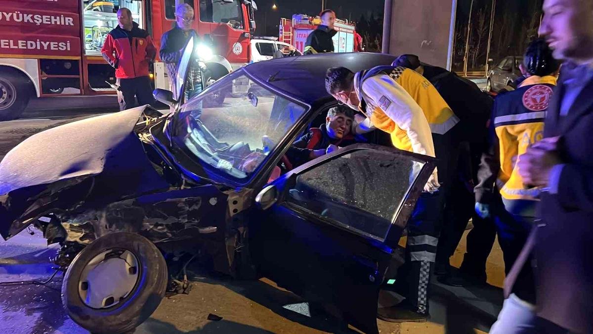 Son Dakika | Otomobil ile pikap çarpıştı, sıkışan sürücüyü itfaiye kurtardı