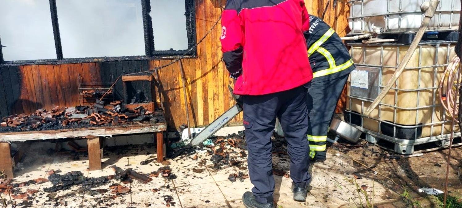 Telsizden geçen anonsu duyan gönüllü itfaiyeci aile barakada çıkan yangını söndürdü