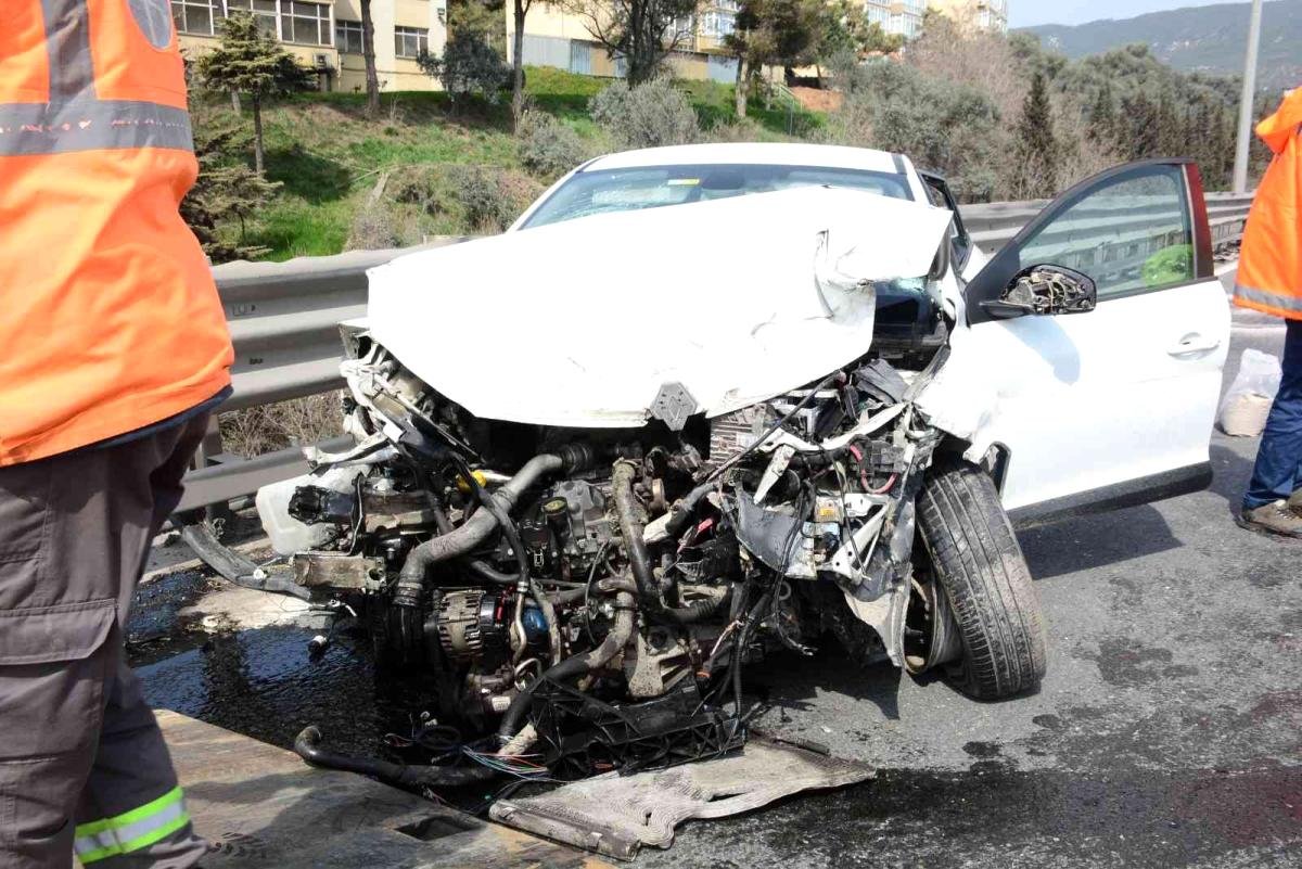 TEM’de otomobil bariyerlere çarptı: 1’i bebek 2 yaralı