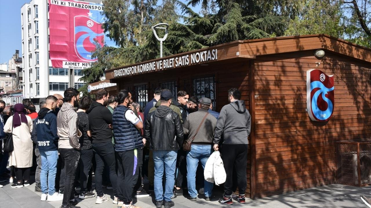 Trabzonsporlu taraftarlar biletlere hücum etti!