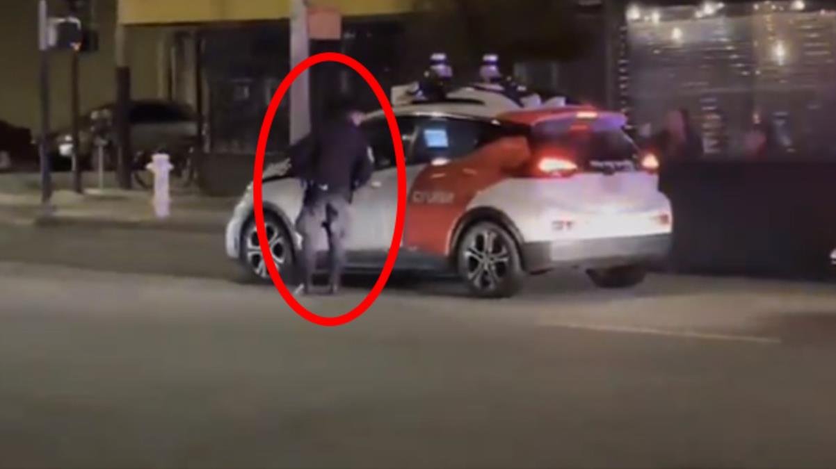 Trafikte seyir halindeyken hata yapan aracın yanına giden polisler, camdan bakınca kimseyi bulamadı