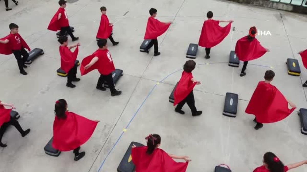 Üstü açık otobüse binen çocuklar 2 yıl sonra 23 Nisan coşkusu yaşadı