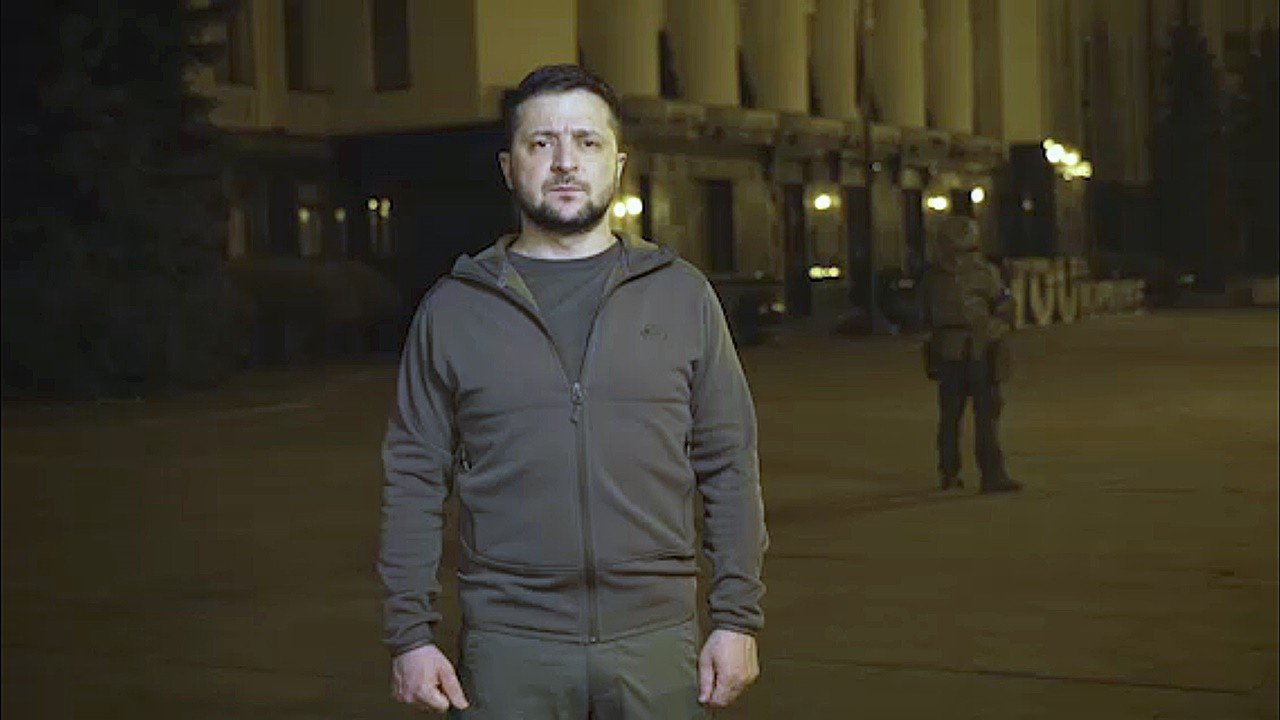 Zelenskiy: Mariupol’den tahliye için Türkiye ile arabulucu olması için görüşüyoruz
