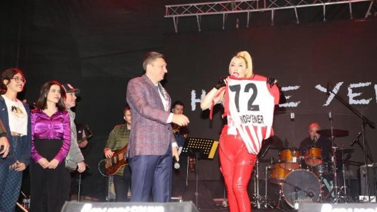 26 yıllık hasret sona erdi! Batman Petrolspor Hande Yener ile coştu
