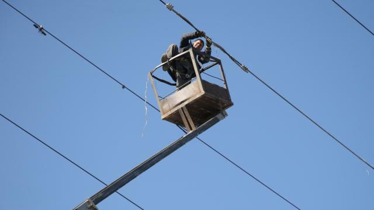 Afganistan’da elektrik direklerinin bombalanması sonucu 10 vilayete elektrik verilemiyor